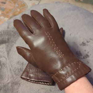 Like new ladies faux leather lined driving gloves. Vegan